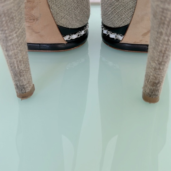 Chanel Designer 38 1/2 Tan Canvas Leather White Chain Platform Shoes 4.5 “ Heel - Picture 5 of 12